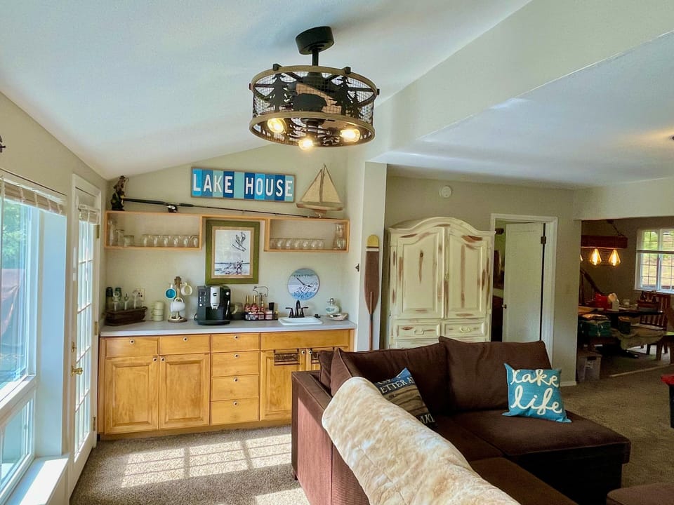 Almanor Lake House, Beach, Dock and Mooring Ball. House in Hamilton Branch