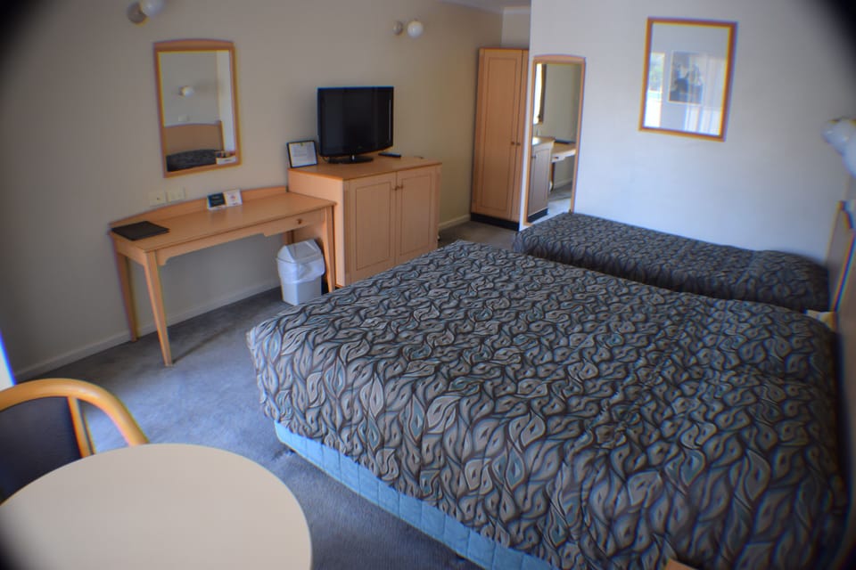 Standard Queen & 1 Single | Desk, iron/ironing board, free WiFi, bed sheets