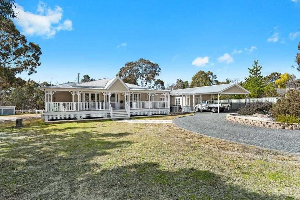 Spacious front yard