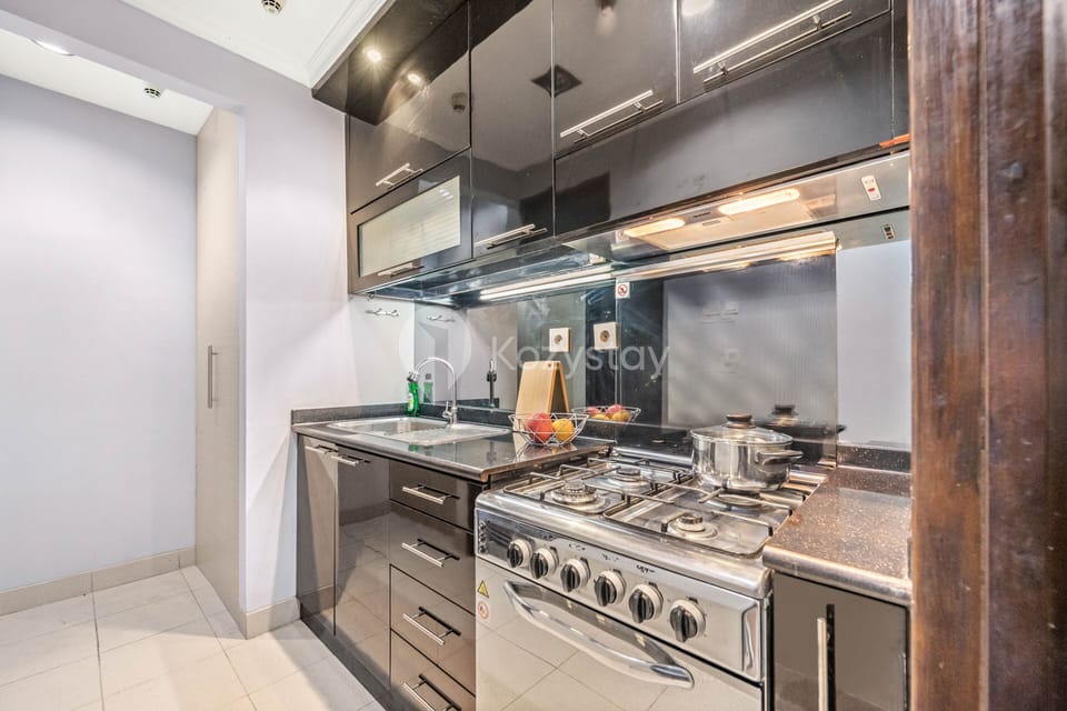 Apartment, 1 Bedroom, City View | Private kitchen | Fridge, microwave, oven, rice cooker