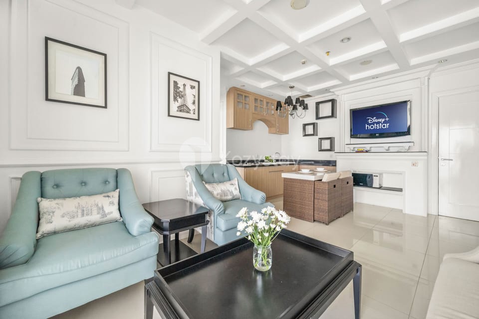 Apartment, 2 Bedrooms, Non Smoking, City View | Living area | 43-inch Smart TV with cable channels, TV, Netflix