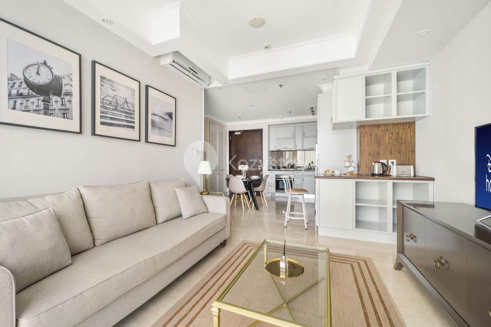 Apartment, 2 Bedrooms, City View | Living area | 43-inch Smart TV with cable channels, TV, Netflix
