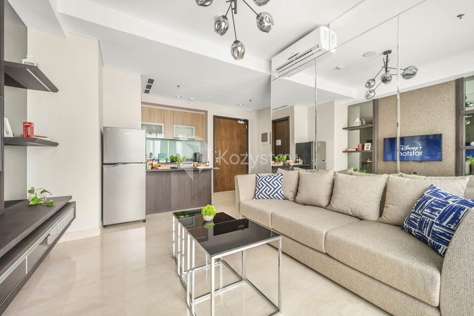 Apartment, 2 Bedrooms, City View | Living area | 43-inch Smart TV with cable channels, TV, Netflix