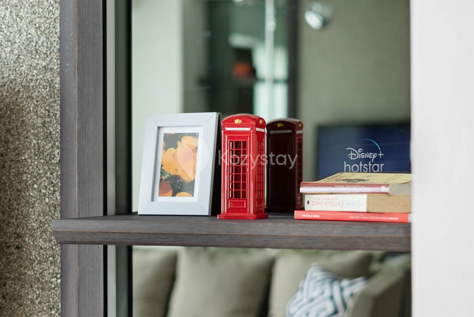 Apartment, 2 Bedrooms, City View | Living area | 43-inch Smart TV with cable channels, TV, Netflix