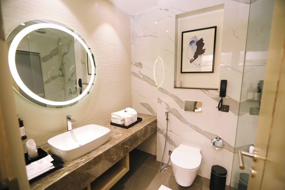 Club Double Room | Bathroom | Shower, free toiletries, hair dryer, bathrobes