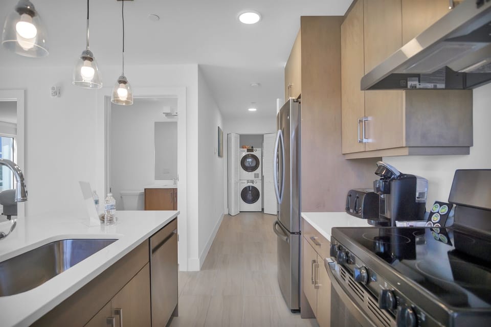 Fully equipped kitchen including a washer/drtyer