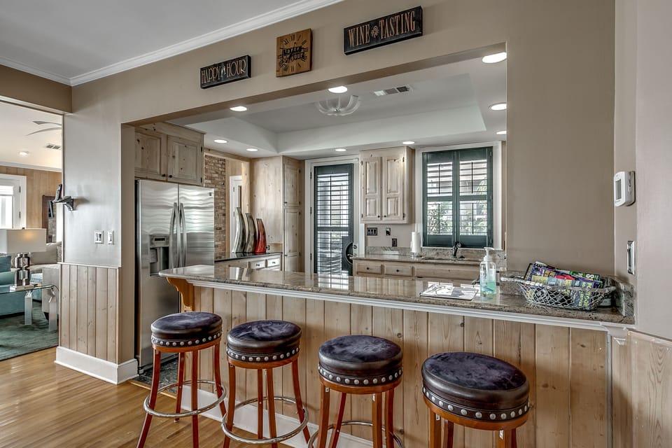 Kitchen peninsula with seating for 4