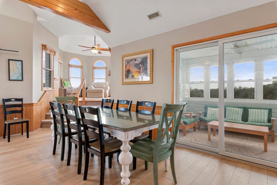 WH680: Toes On The Nose | Top Level Dining Area