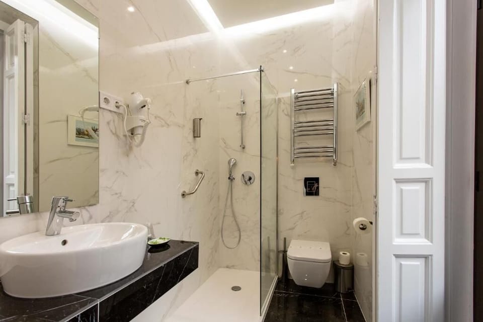 Standard Room | Bathroom | Shower, rainfall showerhead, free toiletries, hair dryer