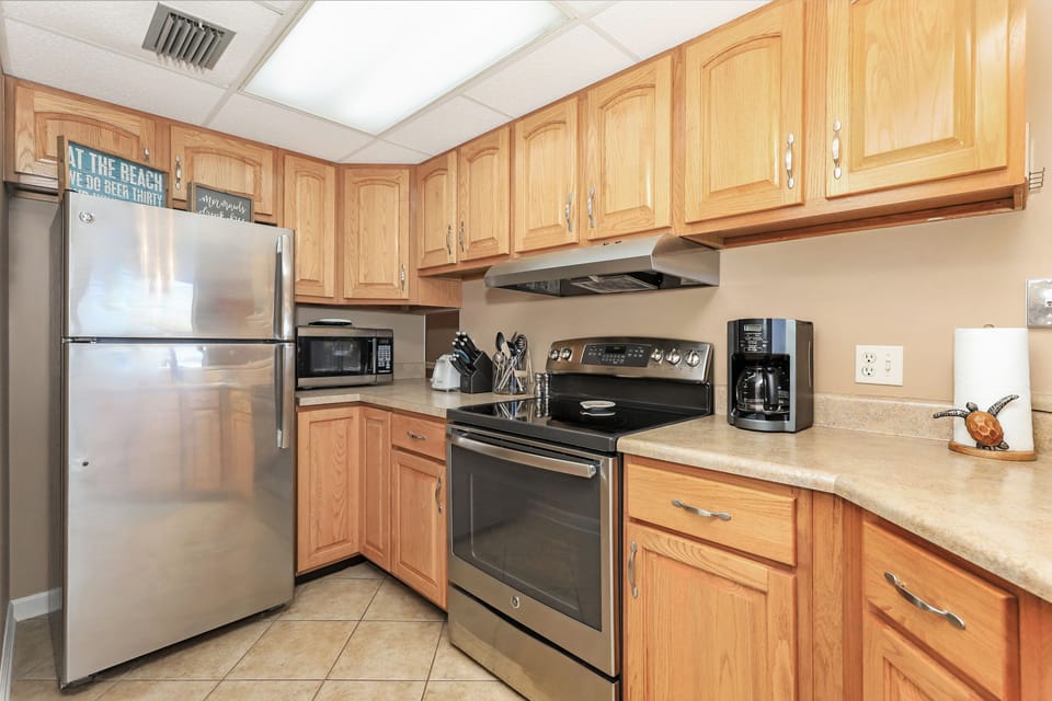 Fully appointed modern kitchen, so you can cook... or serve takeout!