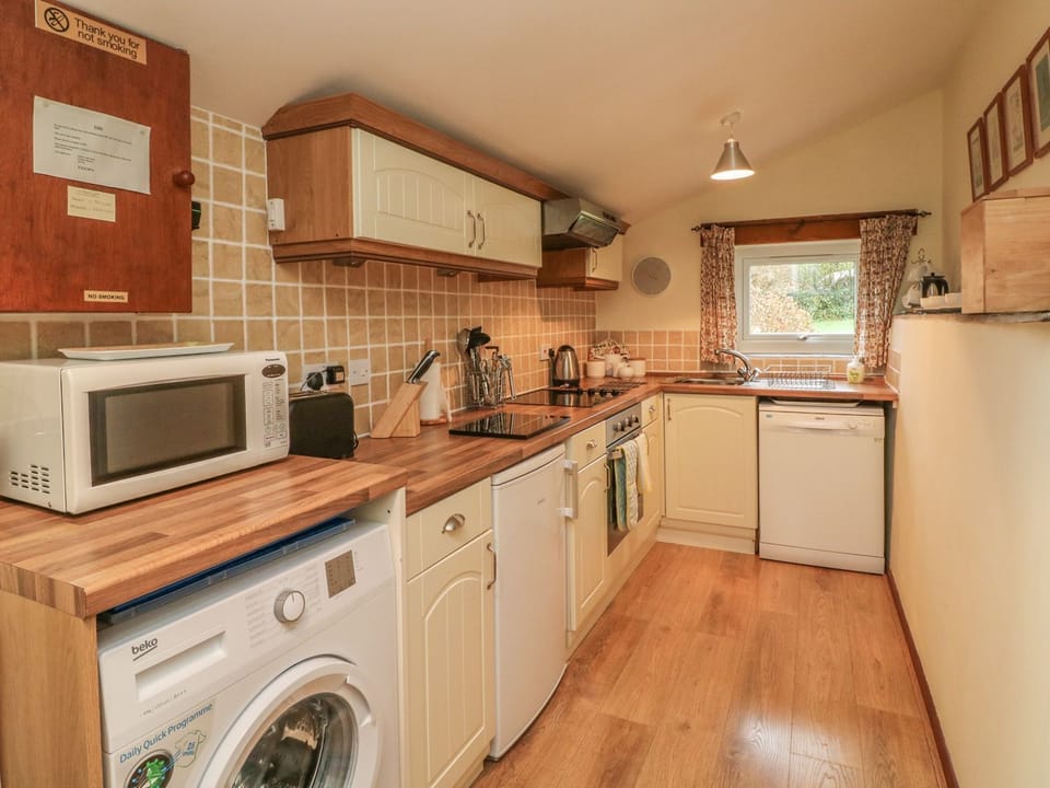 Cottage | Private kitchen | Fridge, microwave, dishwasher, electric kettle
