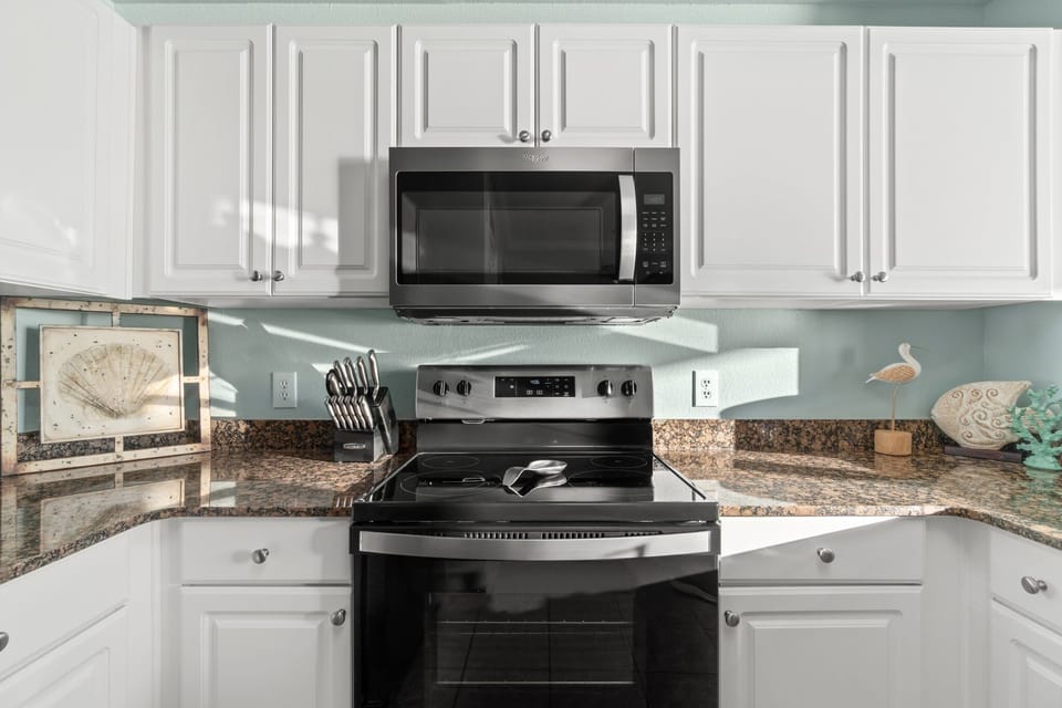 Fully equipped kitchen with brand new appliances!