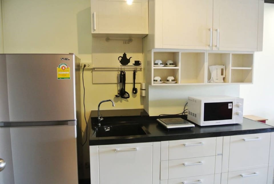 Apartment, 1 Bedroom, Smoking, Balcony | Private kitchen | Microwave