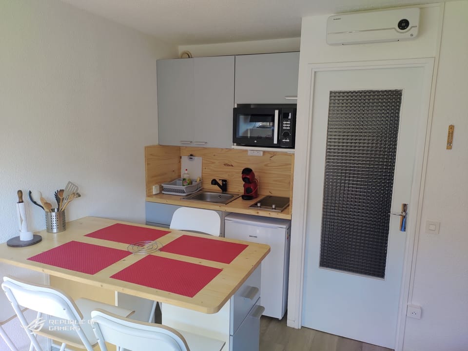 Standard Apartment | Living area | 32-inch Smart TV with digital channels, TV
