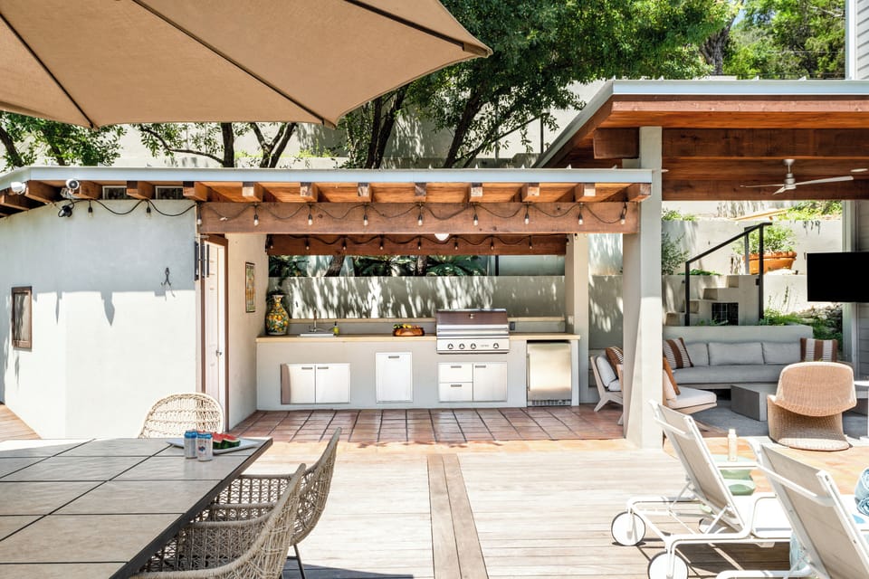 Overview of outdoor area facing back of property