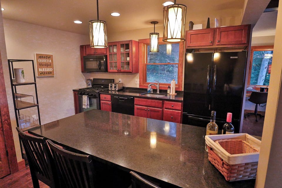 Full kitchen with basic necessities. 