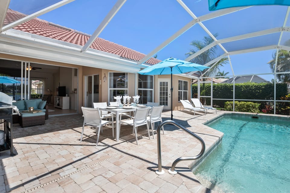 Seating for 6 at the table on the lanai
