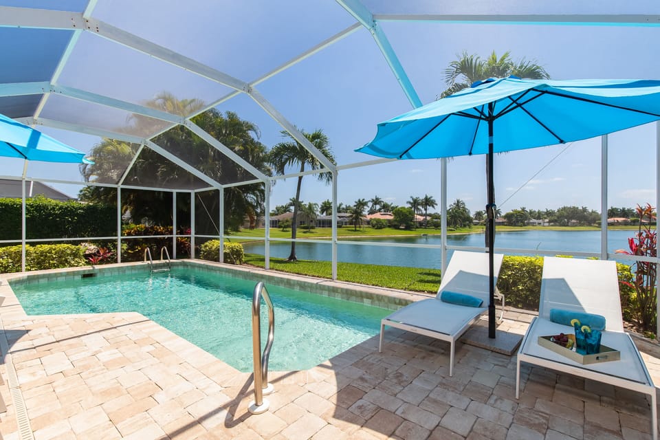 4 chaise lounges on the lanai
