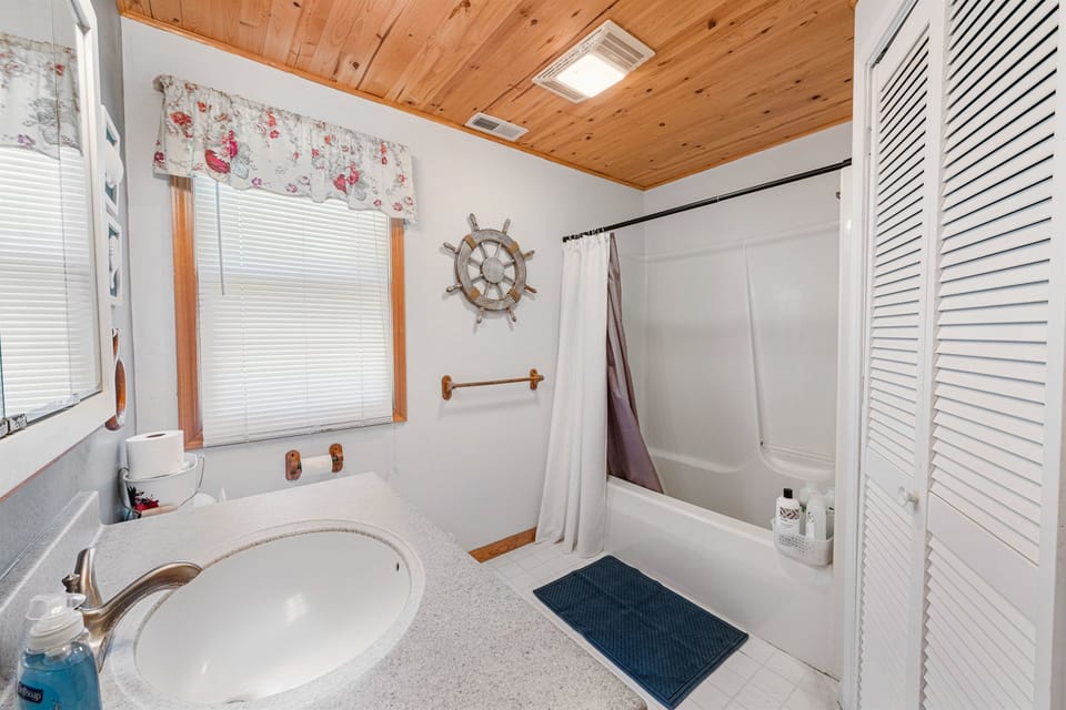 Full bathroom (off of the master bedroom)