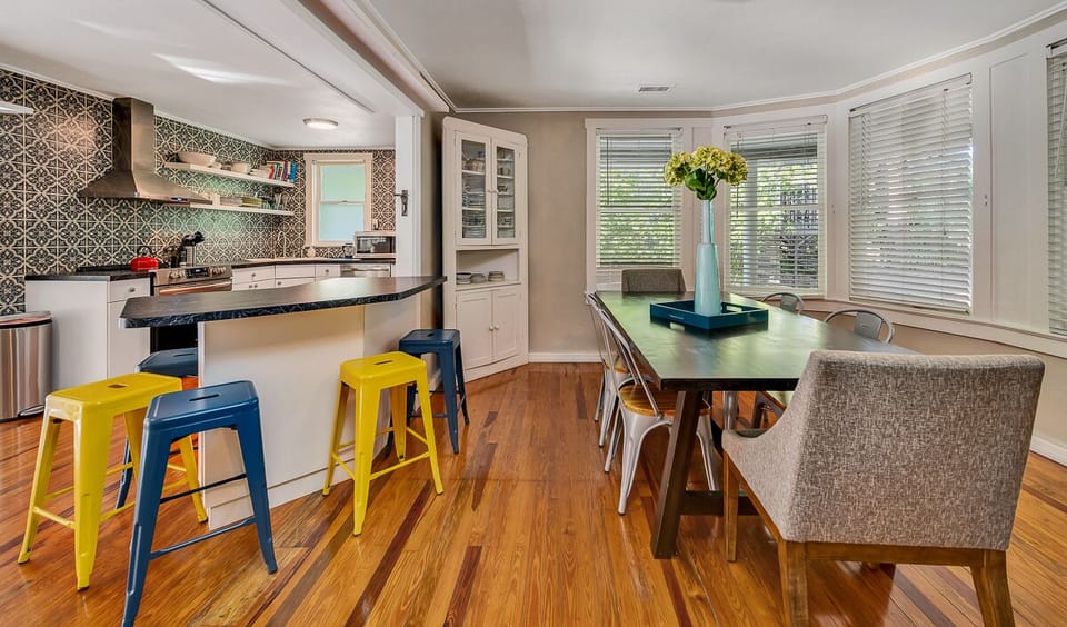 A full kitchen and dining room!