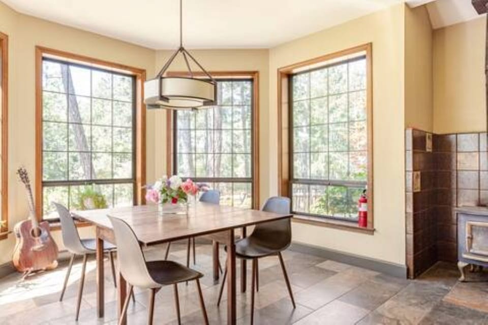 10-seat dining area