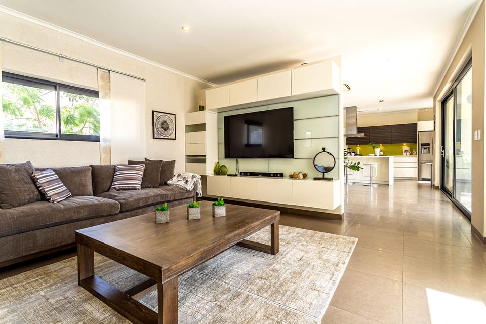 Villa (6 Bedrooms) | Living area | TV