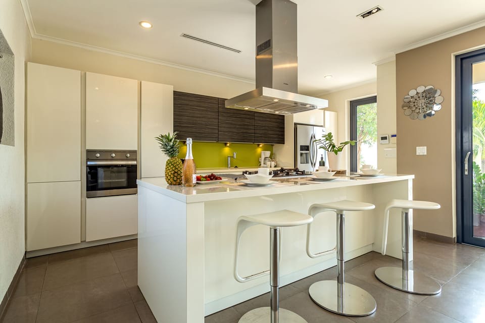 Villa (6 Bedrooms) | Private kitchen | Microwave, oven, stovetop, coffee/tea maker