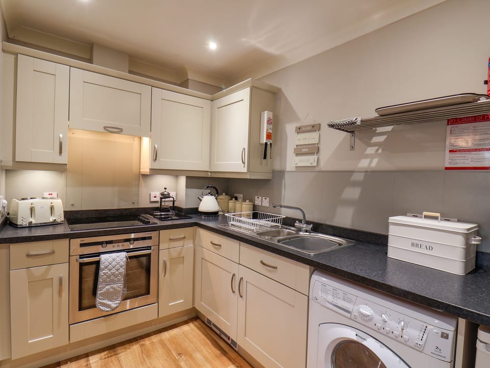 Cottage | Private kitchen | Fridge, microwave, electric kettle, toaster