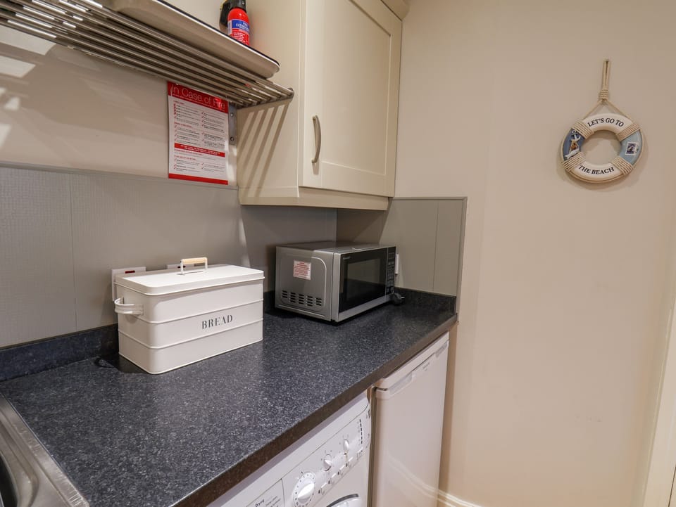 Cottage | Private kitchen | Fridge, microwave, electric kettle, toaster