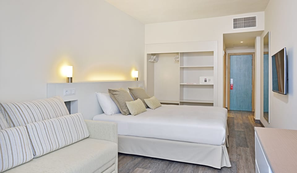 In-room safe, free WiFi, bed sheets