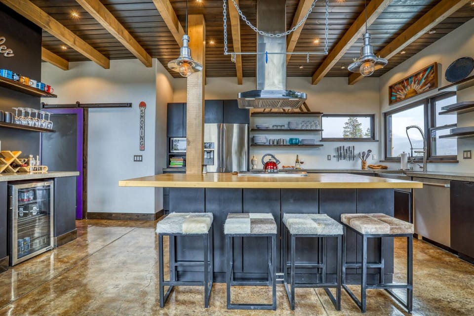 This state-of-the-art kitchen is waiting for you! Fully equipped with a drink fridge and beverage bar. Perfect for holidays and gatherings.