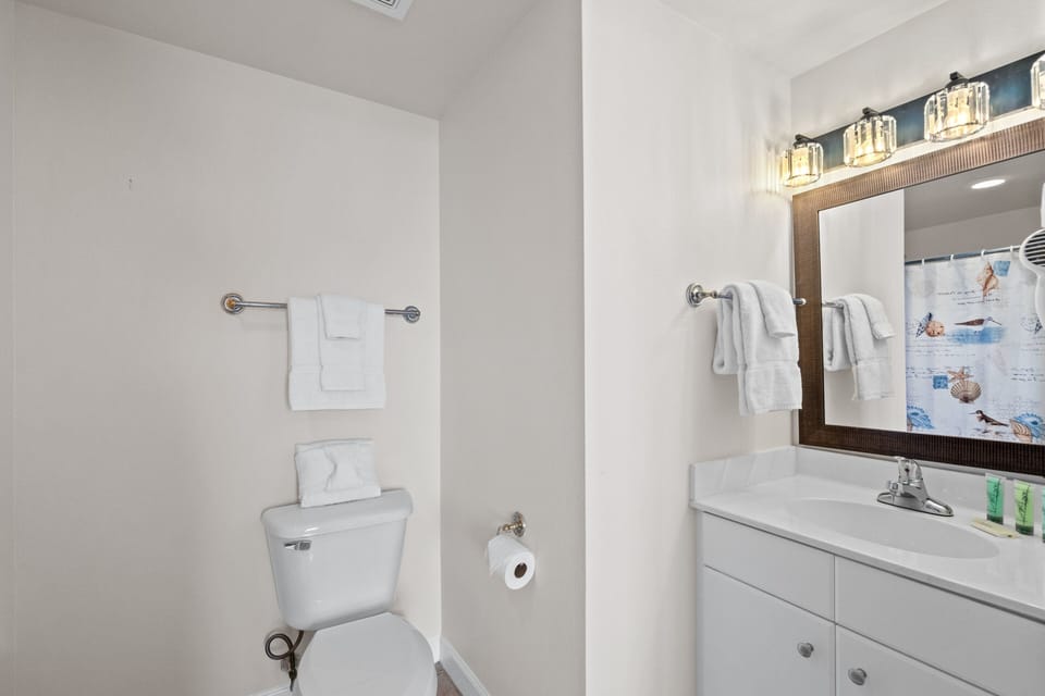Primary Bathroom with Tub/Shower Combo
