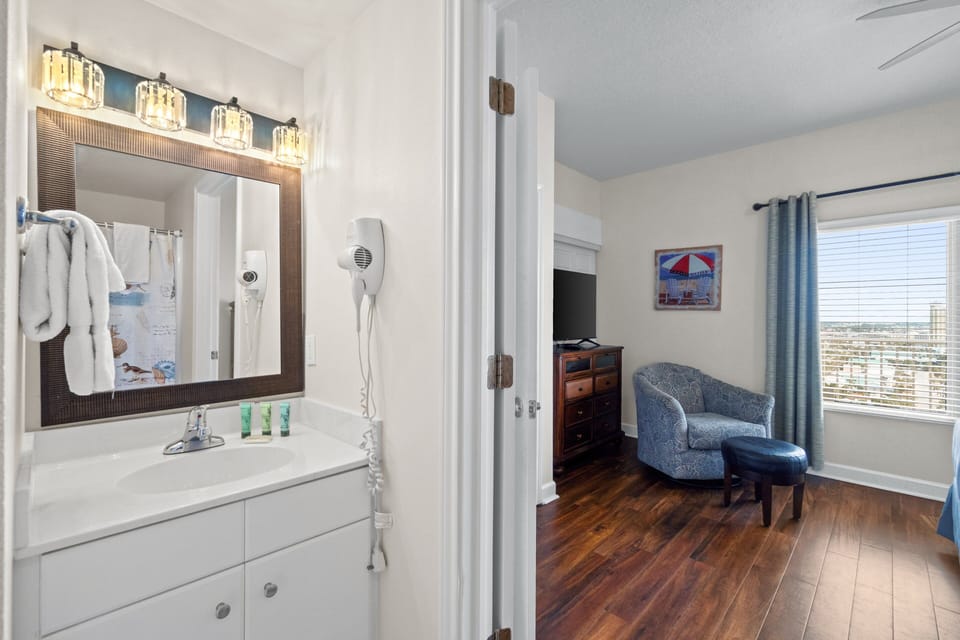 Primary Bathroom with Tub/Shower Combo
