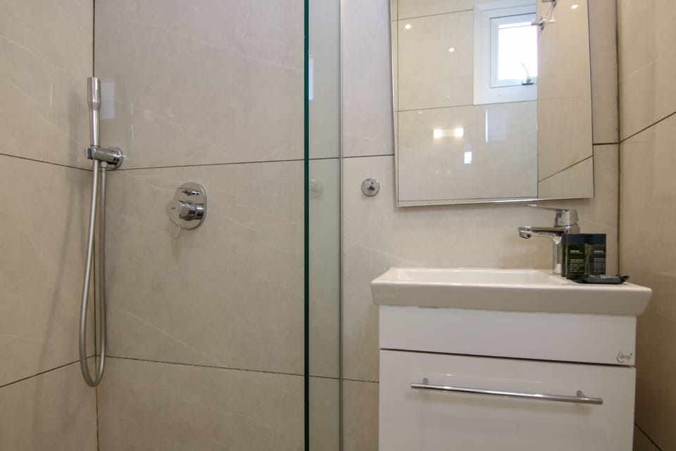 Luxury Studio | Bathroom