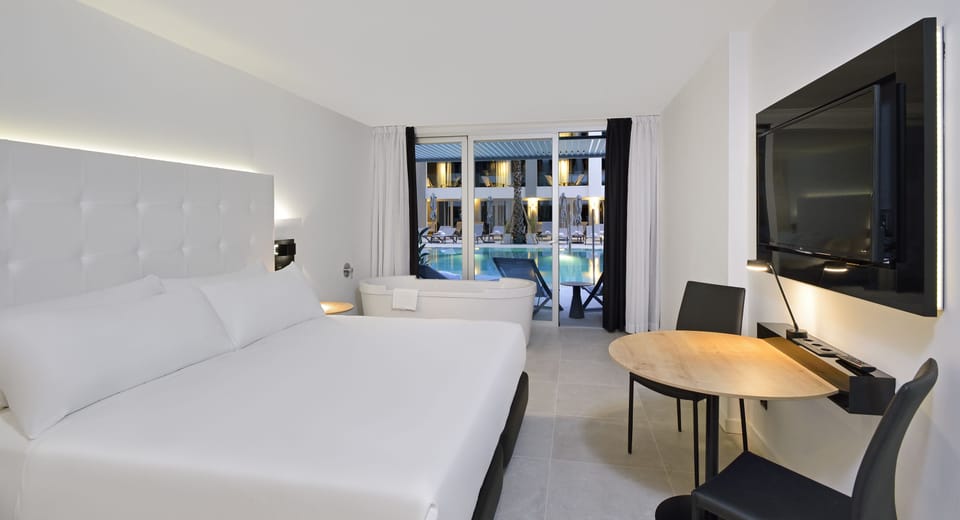 Innside, Premium Room Swim Up | Free minibar items, in-room safe, blackout drapes, soundproofing