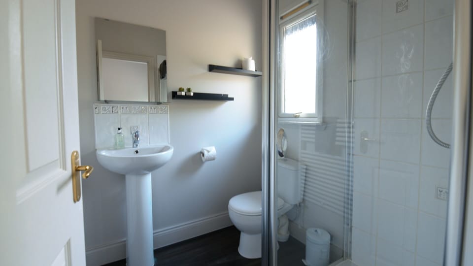 Comfort Chalet | Bathroom | Shower, towels, soap, toilet paper