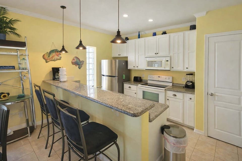 Apartment, 2 Bedrooms | Private kitchen | Fridge, oven, stovetop, coffee/tea maker