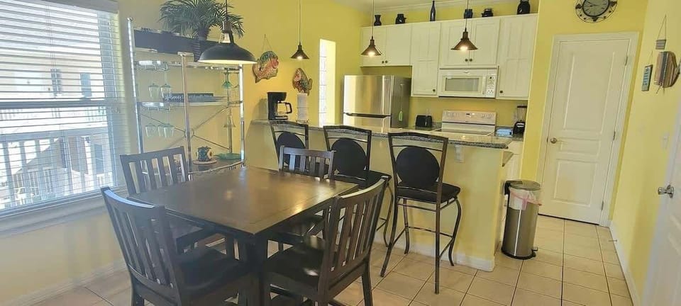 Apartment, 2 Bedrooms | Dining