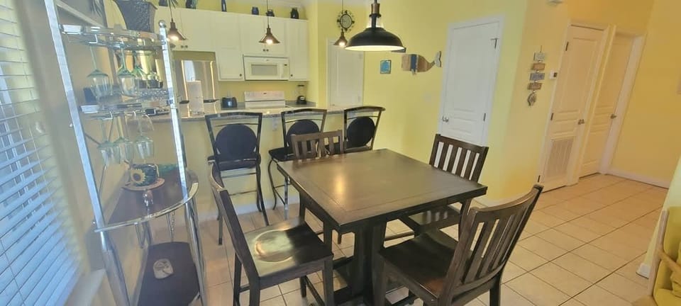 Apartment, 2 Bedrooms | Dining