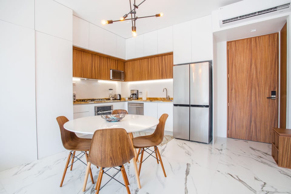 Dining table with seating for 4 and well stocked kitchen