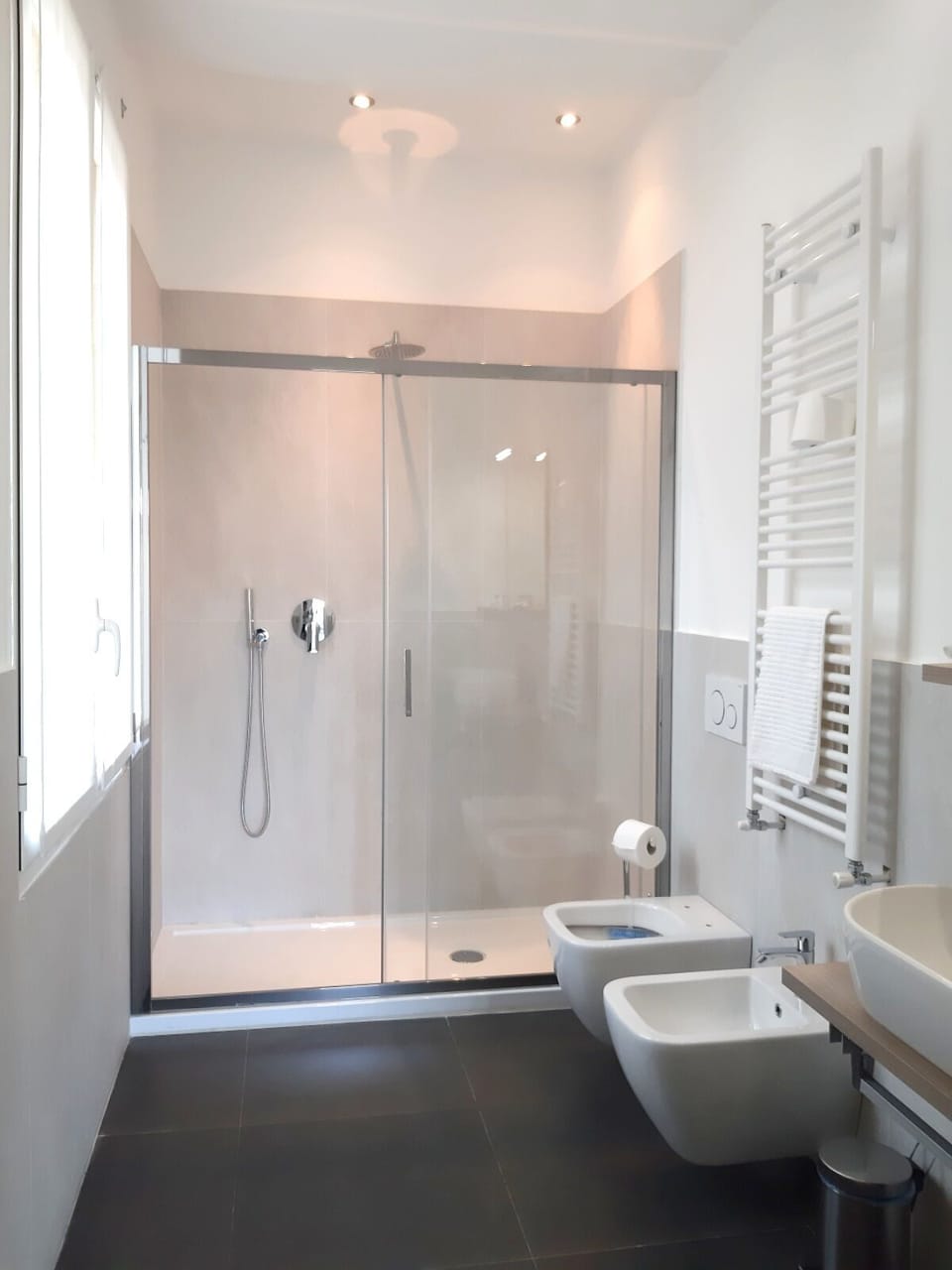 Comfort Quadruple Room | Bathroom | Bathtub, free toiletries, hair dryer, bidet