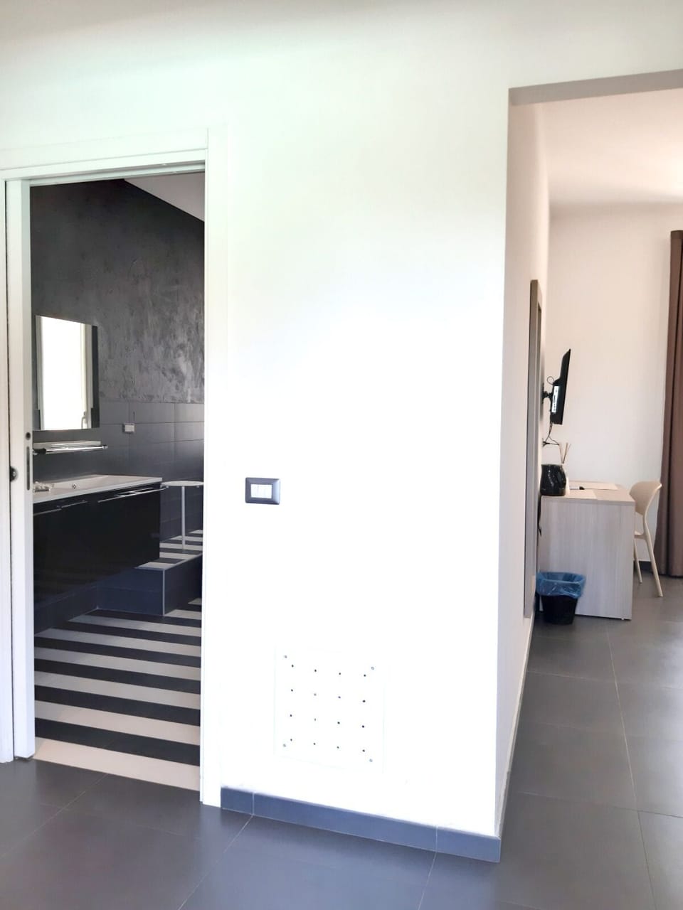 Deluxe Room | Desk, laptop workspace, blackout drapes, soundproofing