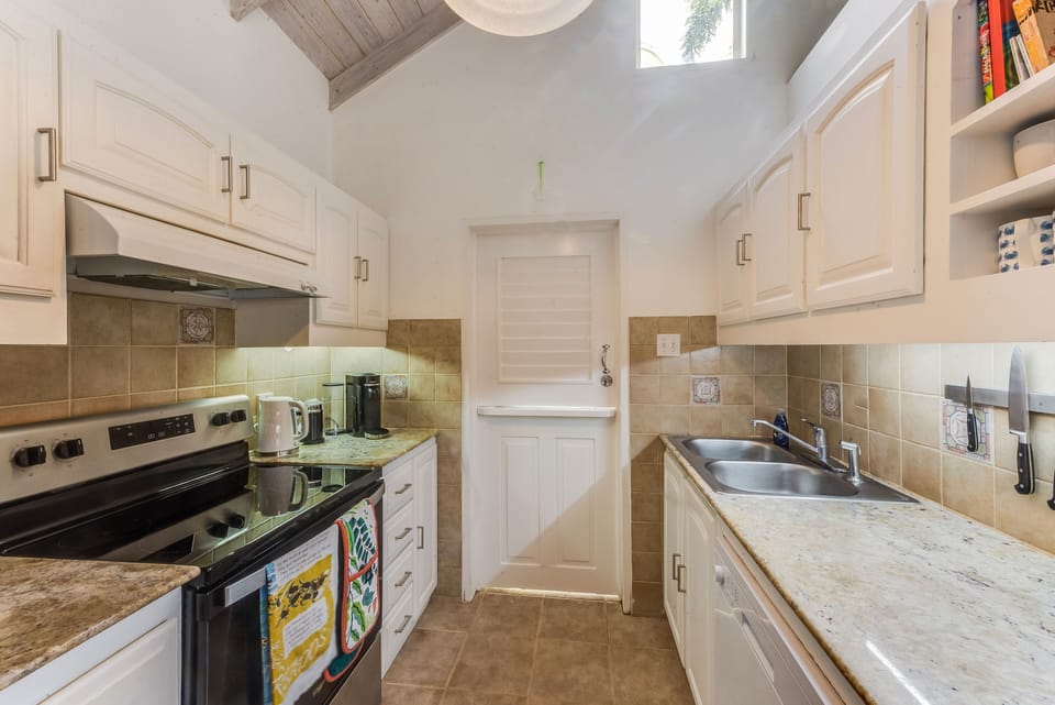 Fully-equipped kitchen including Nespresso Essenza coffee machine etc