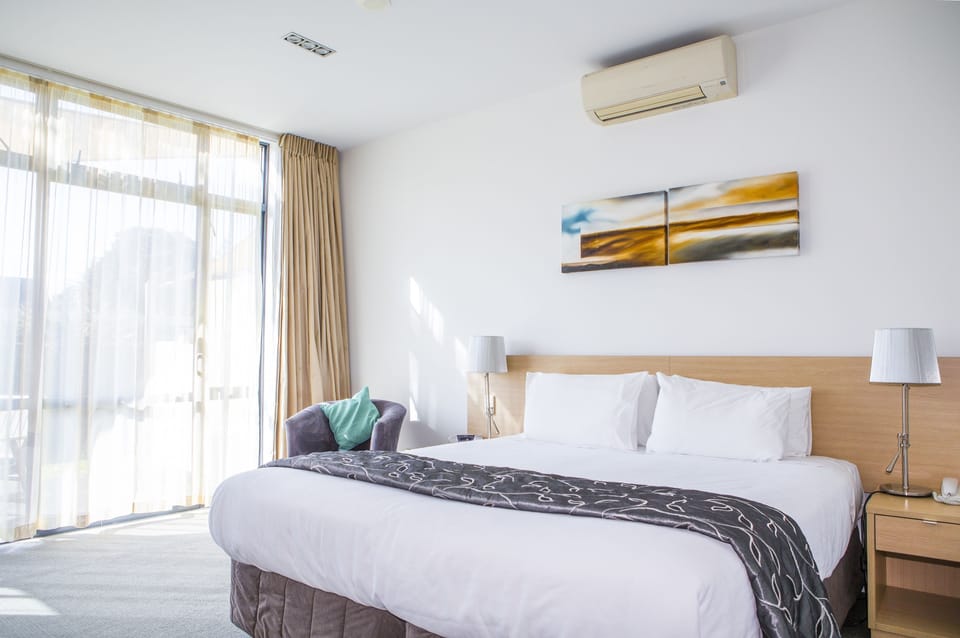 43-inch Smart TV with digital channels, TV, Netflix