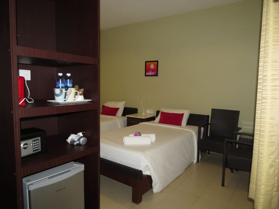 Standard Room | Minibar, in-room safe, desk, iron/ironing board
