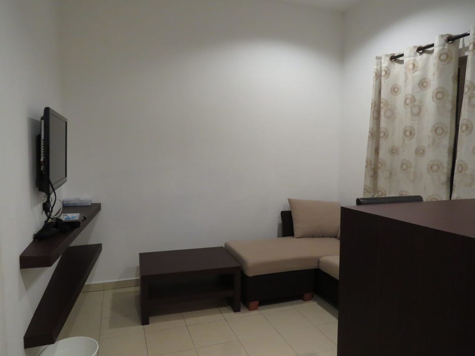 Comfort Room | Minibar, in-room safe, desk, iron/ironing board