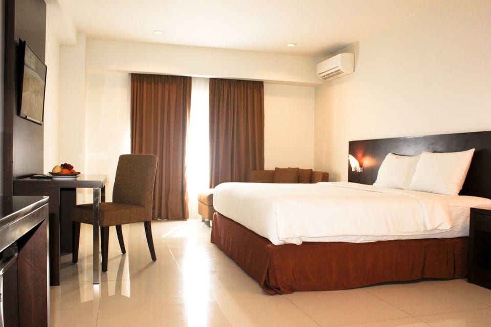 Junior Suite | Minibar, desk, WiFi (free), bed sheets