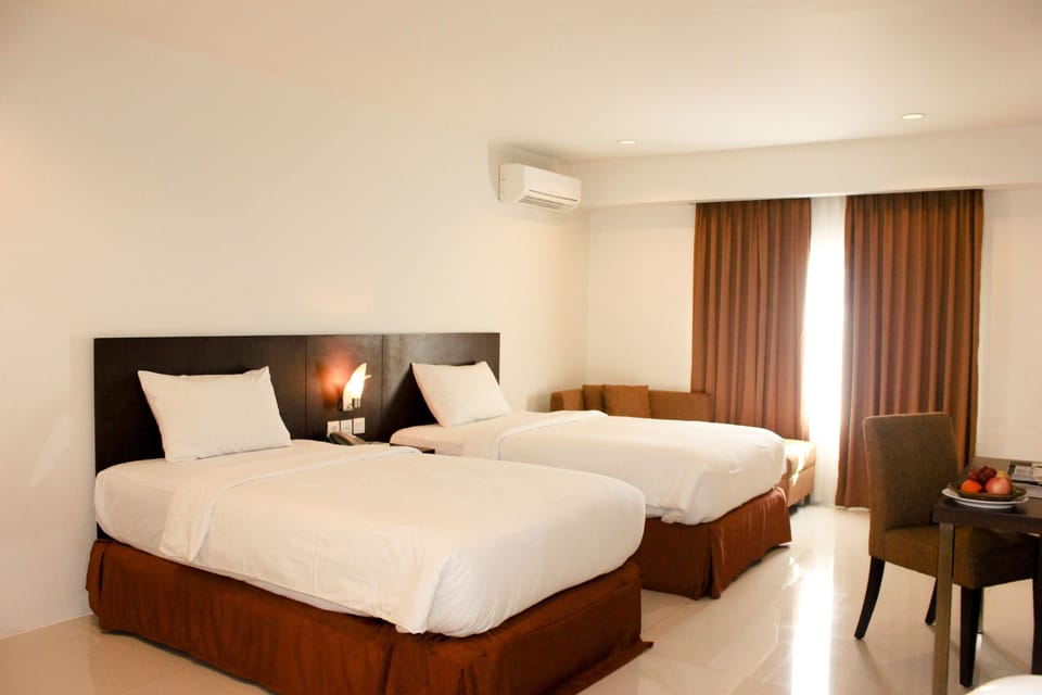 Junior Suite | Minibar, desk, WiFi (free), bed sheets