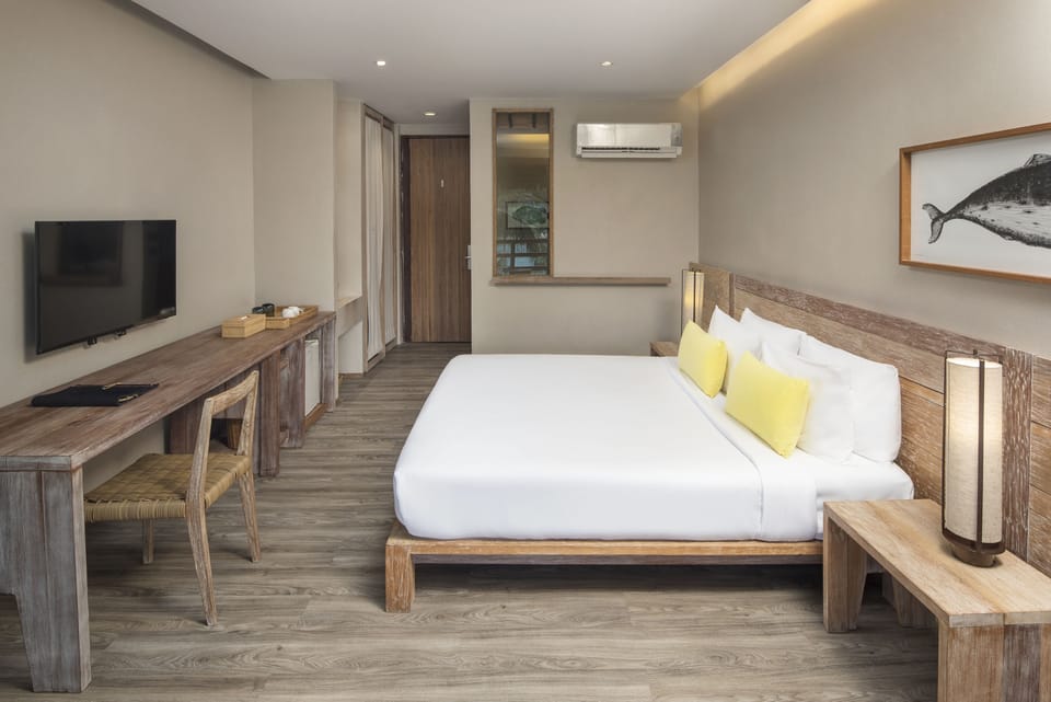 2 bedrooms, minibar, in-room safe, desk