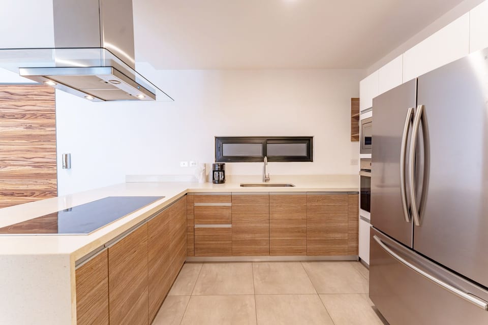 Fully equipped kitchen, with cutlery, blender, coffee maker, kettle, refrigerator, electric vitro-ceramic grill.